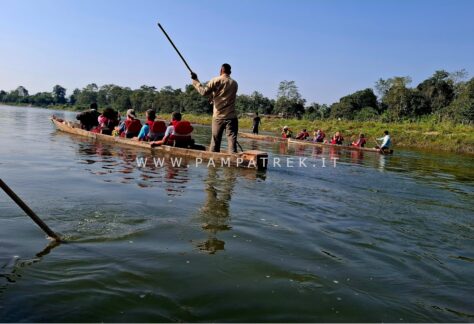 Gruppo di persone in canoa durante la navigazione sul fiume