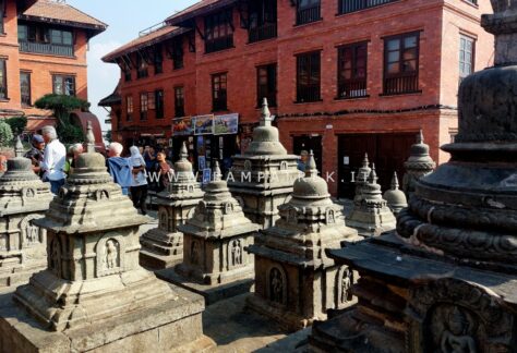 Piccoli stupa in pietra nel complesso di Swayambhunath, il Monkey Temple di Kathmandu