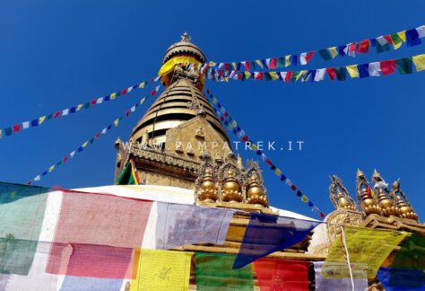 Stupa di Swayambhunath con bandiere di preghiera a Kathmandu, Nepal
