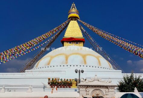 Stupa di Boudhanath con bandiere di preghiera a Kathmandu, Nepal