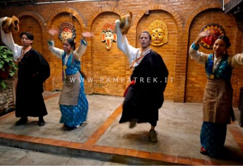 Danza tradizionale nepalese durante una serata culturale a Kathmandu