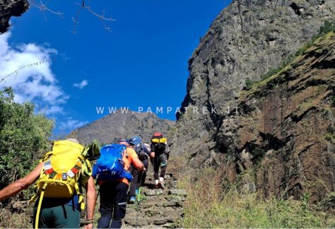 Escursionisti in cammino lungo il sentiero del Circuito del Manaslu verso il Larkya La