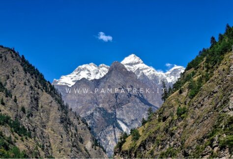 Panorama delle montagne himalayane lungo il percorso del Circuito del Manaslu