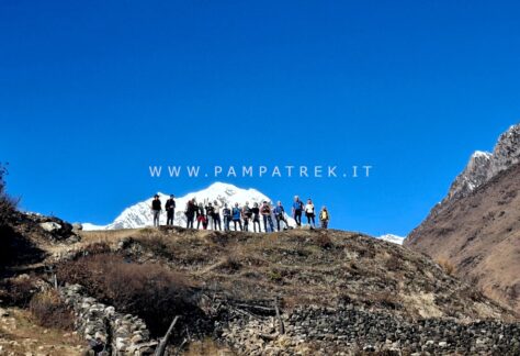 Gruppo di escursionisti durante il trekking sul Circuito del Manaslu