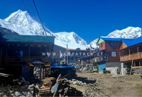 Villaggio di montagna lungo il percorso del Circuito del Manaslu con le cime himalayane sullo sfondo