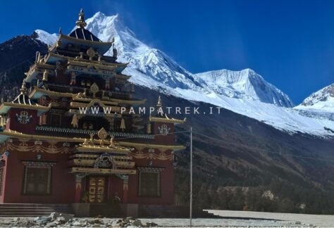 Monastero buddista lungo il percorso del Circuito del Manaslu con le montagne innevate sullo sfondo