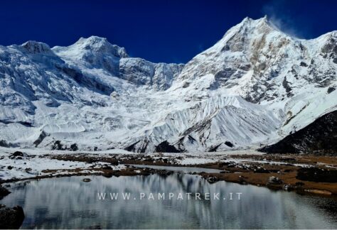 Panorama di ghiacciai e montagne innevate lungo il Circuito del Manaslu