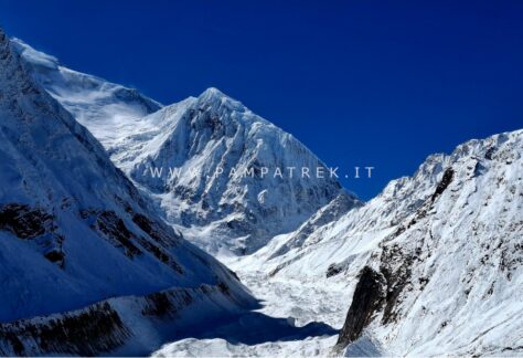 Paesaggio di alta montagna e ghiacciai lungo il percorso verso il Larkya La