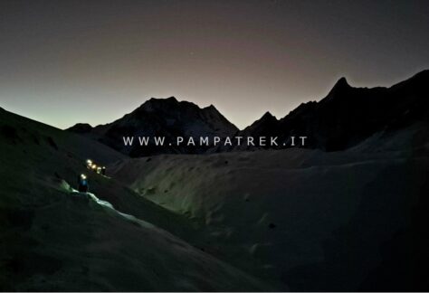 Escursionisti con le lampade frontali in cammino verso il Larkya La prima dell’alba