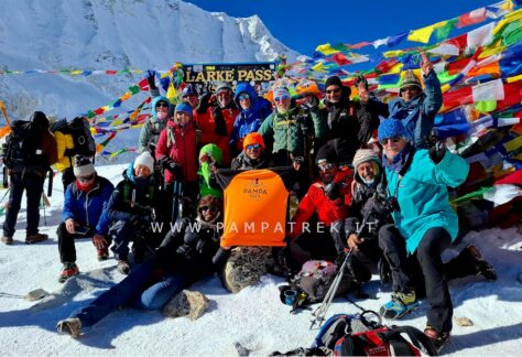 Gruppo di escursionisti al passo Larkya La tra le montagne innevate dell’Himalaya