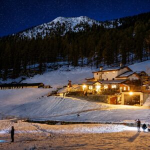 Rifugio Magià innevato di notte in Valle d'Aosta