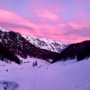 Paesaggio innevato del vallone di Saint-Barthélemy in Valle d'Aosta per un'escursione con le ciaspole