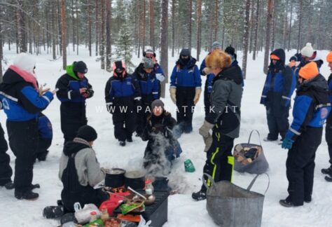 Gruppo durante un'attività sulla neve nella Lapponia finlandese
