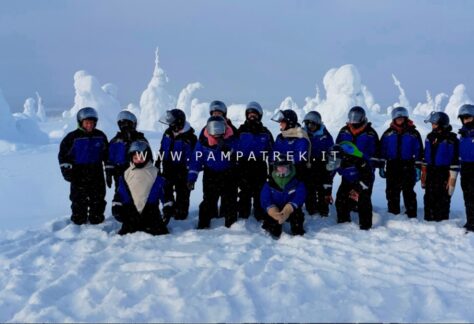 Gruppo durante un'escursione in motoslitta nella Lapponia finlandese