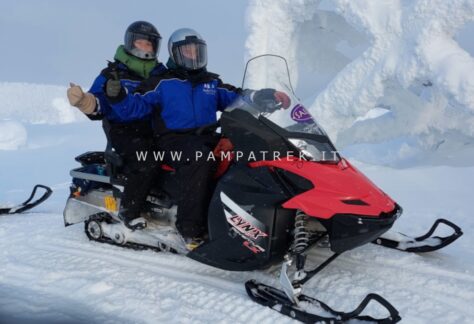 Escursione in motoslitta tra le foreste innevate di Salla