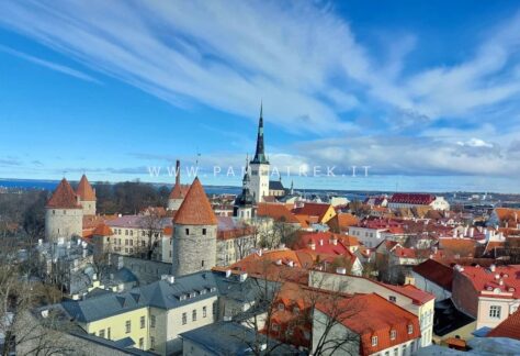 Panorama del centro storico di Tallinn con le mura medievali e i tetti della città