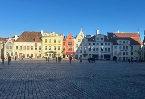 Piazza del Municipio nel centro storico di Tallinn in Estonia