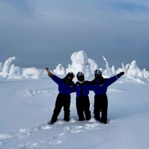 Gruppo sulla neve a Salla nella Lapponia finlandese