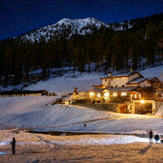 Rifugio Magià innevato di notte in Valle d'Aosta
