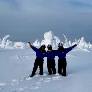 Gruppo sulla neve a Salla nella Lapponia finlandese